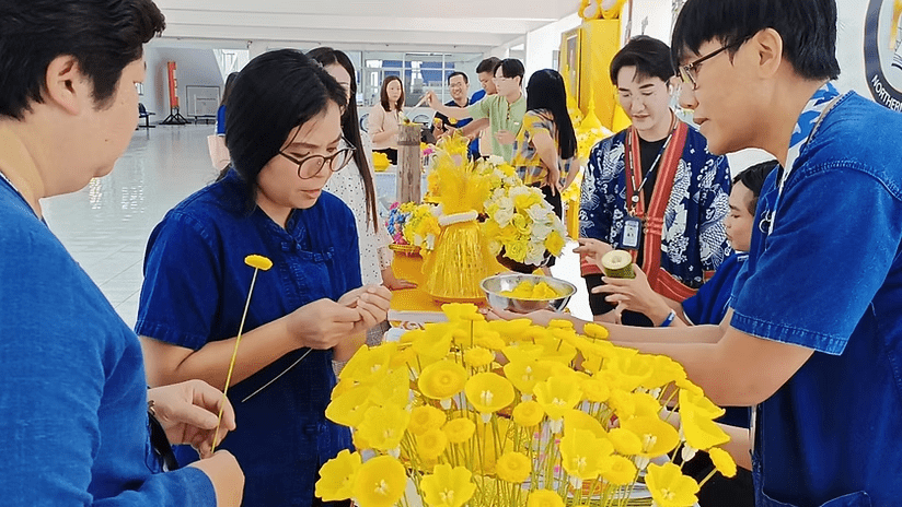 กิจกรรมหล่อเทียนพรรษา ประดิษฐ์ดอกเทียน เพื่อใช้ประดับตกแต่งเทียนพรรษา